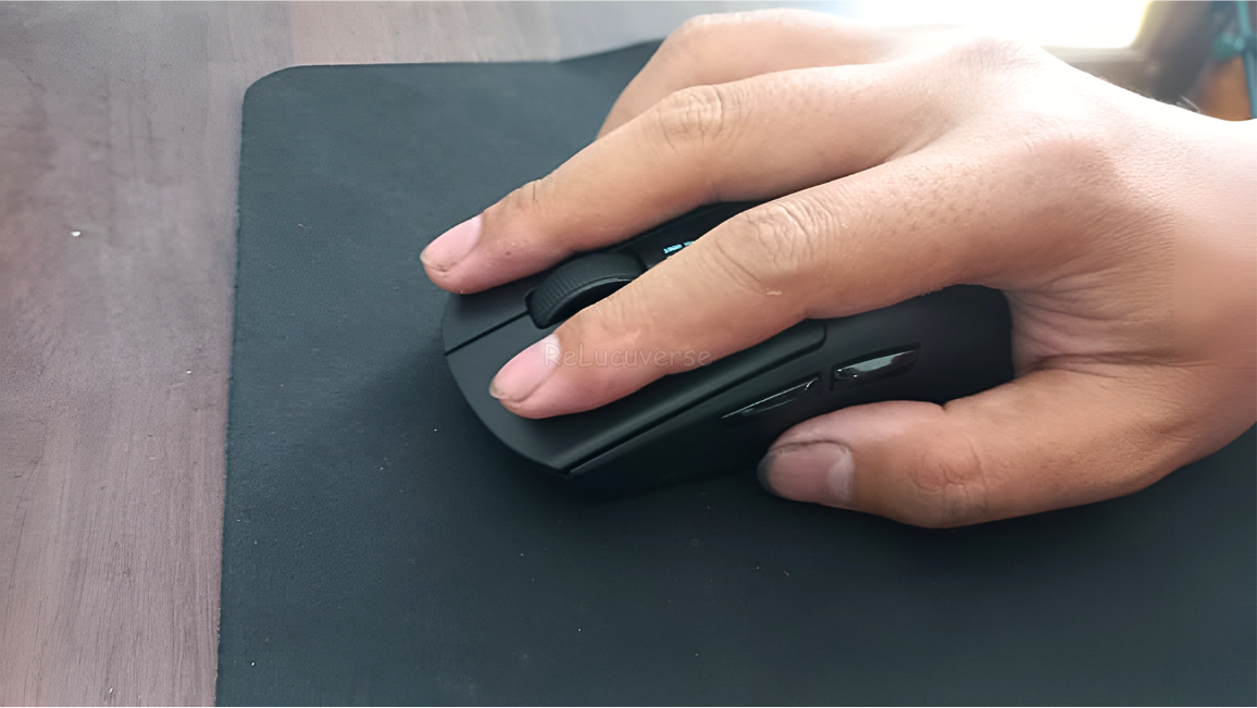 jari menekan tombol mouse